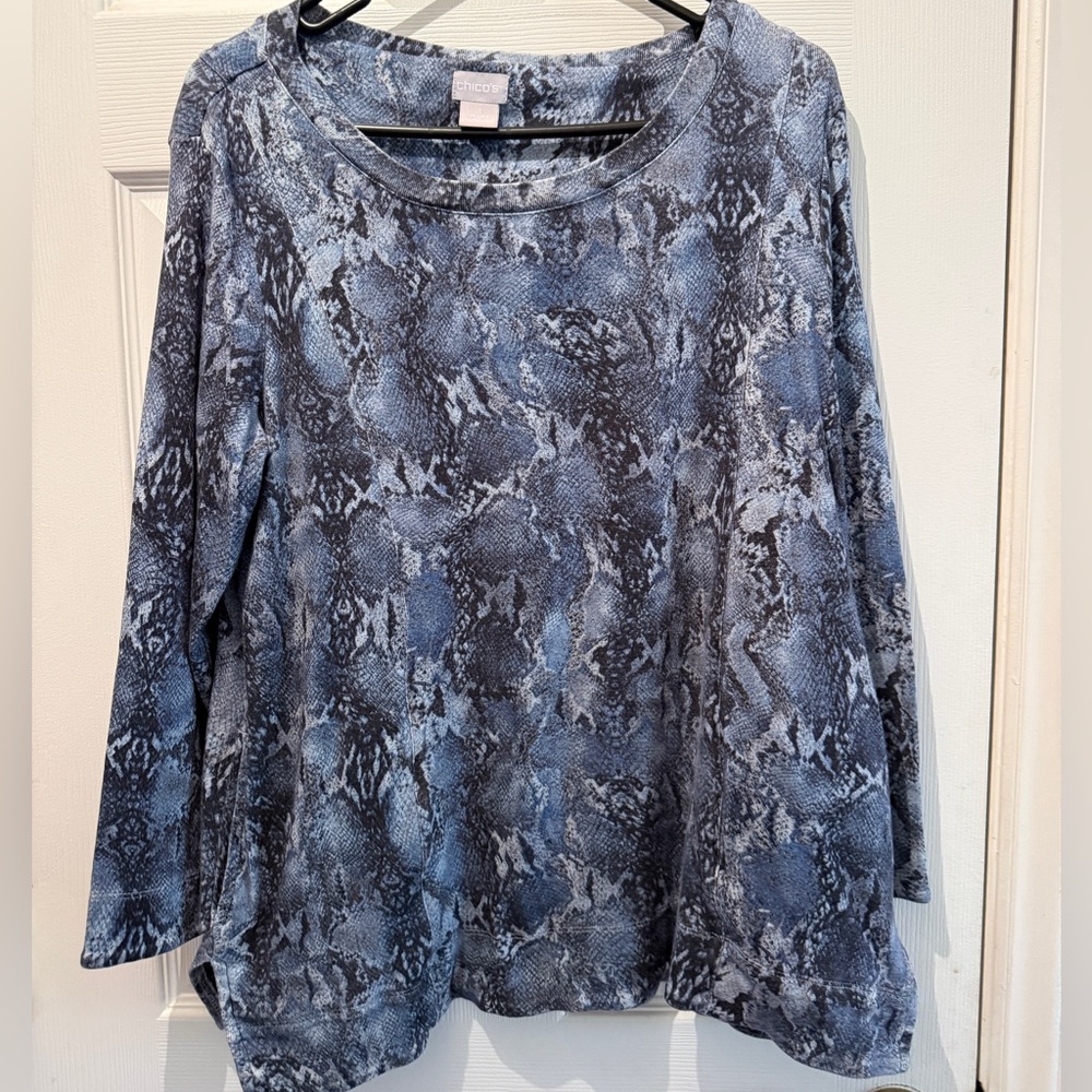 Chico’s Knit Top Snakeskin Print Size 1 Medium Blue